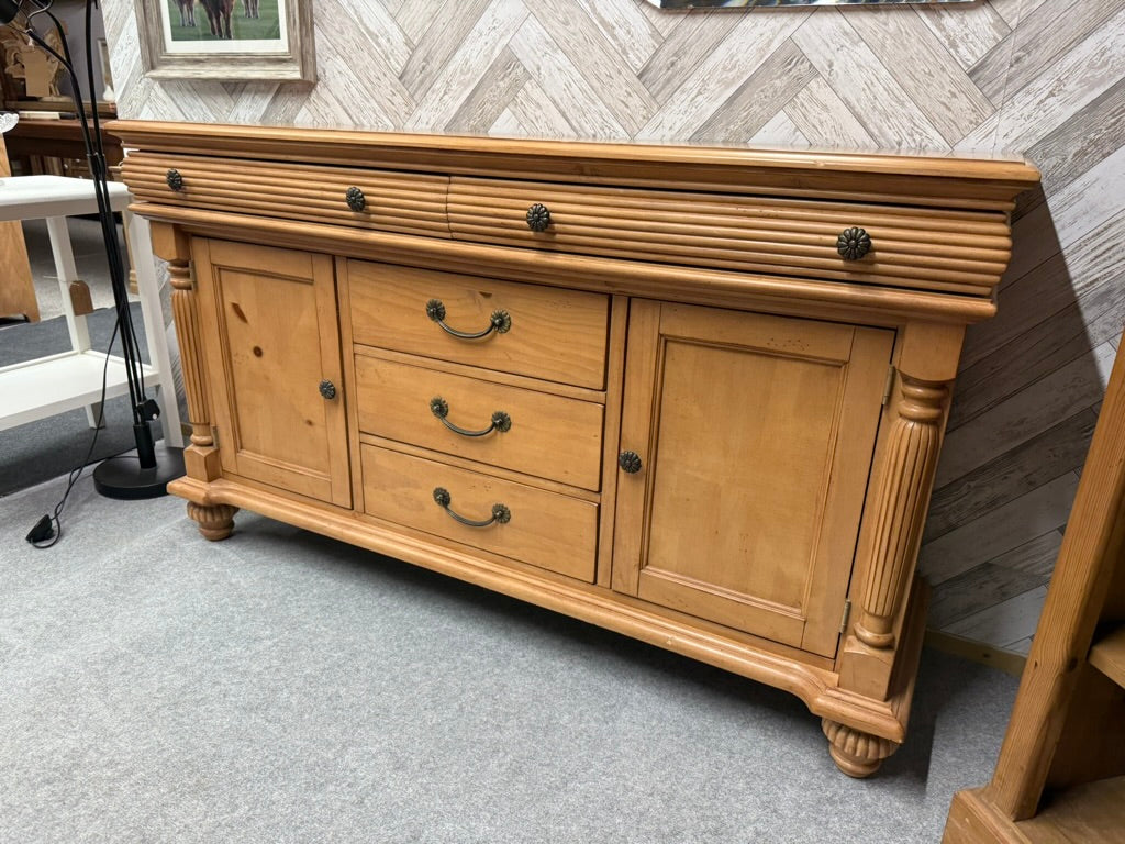 This charming pine sideboard is sturdy and generally in great shape. While it’s pre-loved and shows a few small marks, they’re nothing significant. It offers plenty of storage with two large drawers, three smaller drawers, and two single cupboards, each featuring a shelf inside.

Overall Dimensions

150cm wide x 43cm deep x 87cm high

DELIVERY AVAILABLE      

For our other items see our website https://fossewayfurniture.co.uk

collection from our shop at CV36 4QZ or purchase online for delivery.
