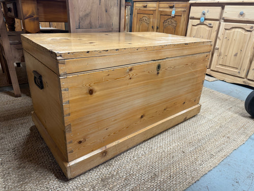 This charming antique pine blanket box is sturdy and well-preserved considering its age. While it shows a few minor marks, they don't detract from its appeal. Equipped with metal handles on both sides, it’s easy to move around.

Overall Dimensions

99cm wide x 52cm deep x 55cm high

DELIVERY AVAILABLE      

For our other items see our website https://fossewayfurniture.co.uk

collection from our shop at cv36, our collection zone at bs36 or otherwise delivery is available
