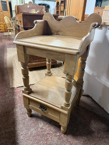 This charming Victorian-style gallery back washstand is sturdy and well-preserved. Featuring a lower shelf and a small drawer, it offers handy storage. Ideal for anyone seeking a compact piece to fit perfectly in a downstairs loo for a sink or as use as a side table in your living room or bedroom.

Overall Dimensions

52cm wide x 44cm deep x 89cm high

DELIVERY AVAILABLE      

For our other items see our website https://fossewayfurniture.co.uk

collection from our shop at CV36 4QZ or purchase online for de