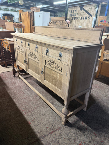 This charming 20th-century oak sideboard has been fully stripped to its natural finish and could benefit from a wax coating to help protect it. It provides plenty of storage with three dovetail jointed drawers above three cupboards, including one with an internal shelf. One handle might need a little TLC.

Overall Dimensions

150cm wide x 48cm deep x 118cm high

DELIVERY AVAILABLE      

For our other items see our website https://fossewayfurniture.co.uk

collection from our shop at cv36, our collection zon