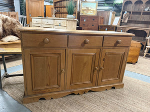 This rustic solid pine sideboard is in good structural condition and overall good condition. While it may have some minor marks, they do not detract from its integrity. It features 3 short dovetail jointed drawers, as well as one single and one double cupboard with a shelf inside.

Overall Dimensions

134cm wide x 41cm deep x 80cm high

DELIVERY AVAILABLE      

For our other items see our website https://fossewayfurniture.co.uk

collection from our shop at cv36, our collection zone at bs36 or otherwise del