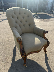 This exceptional Victorian armchair boasts a robust frame and good condition. Though lightly used, it may exhibit slight flaws, but remains in superb condition. The front castors offer added convenience for easy manoeuvring.

approx : 68cm wide x 72cm deep x 92cm high

DELIVERY AVAILABLE      

For our other items see our website https://fossewayfurniture.co.uk

collection from our shop at cv36, our collection zone at bs36 or otherwise delivery is available
