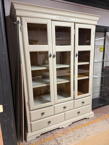 This Pine wardrobe is in good condition, both structurally and aesthetically. While it is used and may have some minor chips, it still offers spacious storage with a double and a single cupboard each equipped with 3 shelves. Additionally, it features three short drawers and two long drawers.

Overall Dimensions

153cm wide x 60cm deep x 208cm high

DELIVERY AVAILABLE      

For our other items see our website https://fossewayfurniture.co.uk

collection from our shop at cv36, our collection zone at bs36 or o
