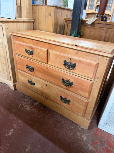 This charming Victorian pine chest of drawers is solidly built and generally well-preserved. While it has a couple of minor issues—two handles need reattaching and a small piece of wood is missing on one side—it remains fully functional. It features two short dovetail jointed drawers above two longer ones, offering ample storage space.

Overall Dimensions

103cm wide x 41cm deep x 77cm high

DELIVERY AVAILABLE      

For our other items see our website https://fossewayfurniture.co.uk

collection from our sh