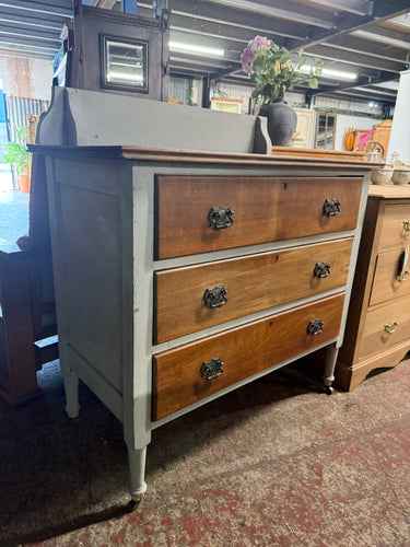 Expertly crafted and built to last. The sturdy oak construction ensures long-term durability. A few minor imperfections add character and charm. The spacious design of the three dovetail jointed drawers allows for easy and organized storage. Enhance your bedroom with this stylish and practical piece.

Overall Dimensions

98cm wide x 50cm deep x 102cm high

DELIVERY AVAILABLE      

For our other items see our website https://fossewayfurniture.co.uk

collection from our shop at cv36, our collection zone at b