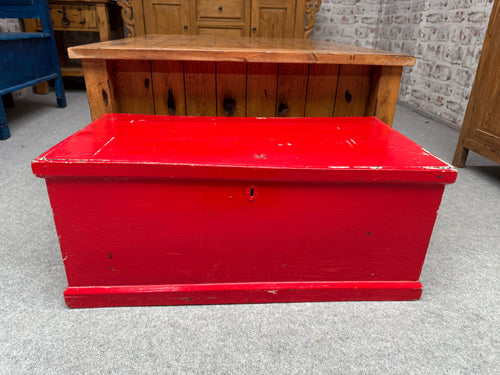 This charming wooden blanket box is sturdy and well-maintained. It features a glossy red paint finish applied by its previous owners, which might require a little refreshing in some spots. Ideal for keeping your belongings neatly stored.

Overall Dimensions

79cm wide x 41cm deep x 33cm high

DELIVERY AVAILABLE      

For our other items see our website https://fossewayfurniture.co.uk

collection from our shop at cv36, our collection zone at bs36 or otherwise delivery is available

