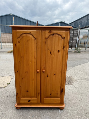 This sturdy pine child's wardrobe is in good overall shape. While it shows some signs of use with minor marks, they are not very noticeable. Inside, it features a single hanging rail, perfect for organising clothes.

Overall Dimensions

81cm wide x 56cm deep x 126cm high

DELIVERY AVAILABLE      

For our other items see our website https://fossewayfurniture.co.uk

collection from our shop at cv36, our collection zone at bs36 or otherwise delivery is available
