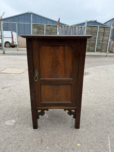 Constructed from high-quality mahogany wood, this pot cupboard boasts a sturdy frame and is in great condition. While some minor marks may be present due to previous use, they do not affect the overall quality of the product.

Overall Dimensions

46cm wide x 39.5cm deep x 76.5cm high

DELIVERY AVAILABLE      

For our other items see our website https://fossewayfurniture.co.uk

collection from our shop at cv36, our collection zone at bs36

