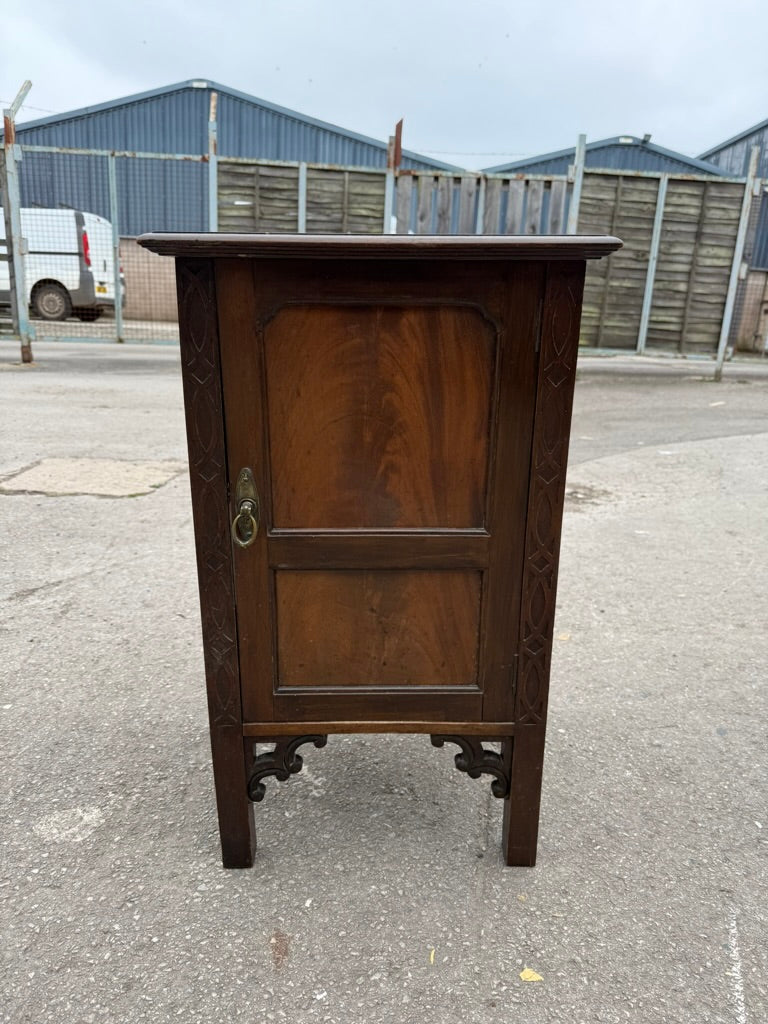 Constructed from high-quality mahogany wood, this pot cupboard boasts a sturdy frame and is in great condition. While some minor marks may be present due to previous use, they do not affect the overall quality of the product.

Overall Dimensions

46cm wide x 39.5cm deep x 76.5cm high

DELIVERY AVAILABLE      

For our other items see our website https://fossewayfurniture.co.uk

collection from our shop at cv36, our collection zone at bs36
