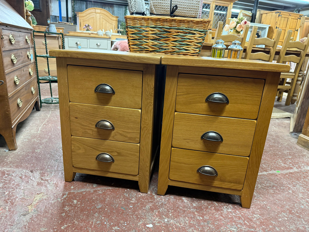 These oak bedsides are expertly crafted and in good structural condition. Although used, they have minimal marks. Each unit includes 3 dovetail jointed drawers for storage.

Overall Dimensions

48cm wide x 44cm deep x 66cm high

DELIVERY AVAILABLE      

For our other items see our website https://fossewayfurniture.co.uk

collection from our shop at cv36, our collection zone at bs36 or otherwise delivery is available

