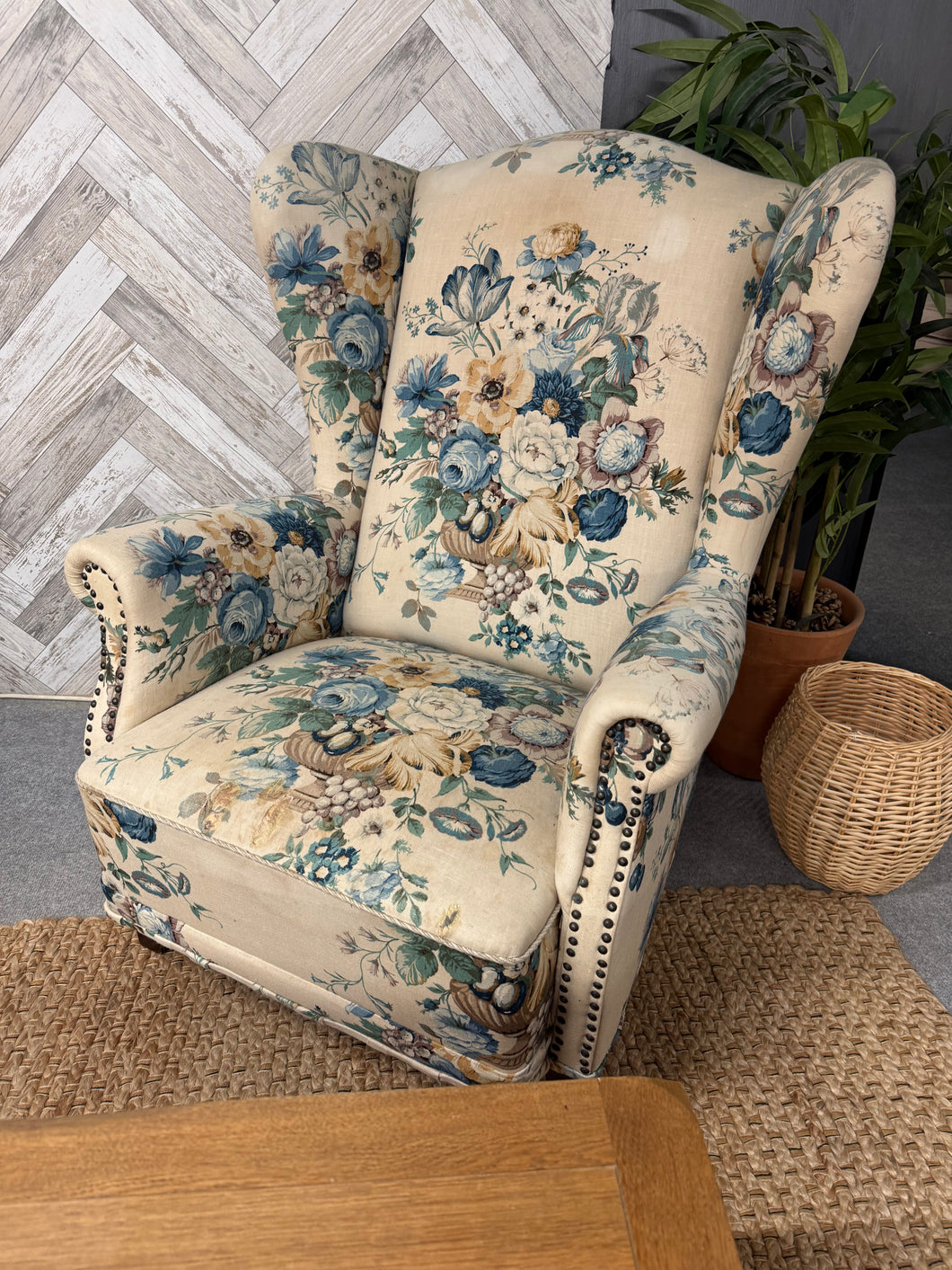 This delightful floral wingback armchair remains sturdy and well-constructed despite minor fabric marks. With just a simple cleaning, this charming piece will transform into a wonderful accent for your living space! A little care is all it needs to become a cherished part of your home décor.

Overall Dimensions

approx : 74cm wide x 70cm deep x 101cm high

DELIVERY AVAILABLE      

For our other items see our website https://fossewayfurniture.co.uk

collection from our shop at cv36, our collection zone at b