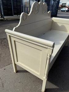 Gustavian Style Settle