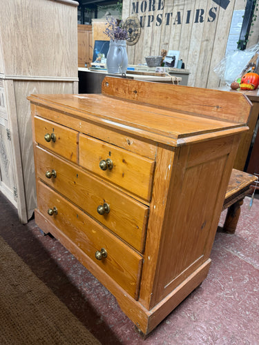 This beautiful Victorian pine chest of drawers is solidly built and well maintained. While it shows some signs of use, these minor marks enhance its vintage character. It features two small dovetail jointed drawers above two larger ones, providing ample storage space.

Overall Dimensions

89.5cm wide x 46cm deep x 89cm high

DELIVERY AVAILABLE      

For our other items see our website https://fossewayfurniture.co.uk

collection from our shop at CV36 4QZ or purchase online for delivery.

