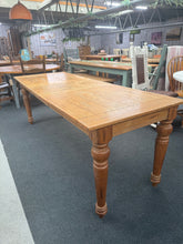 Load image into Gallery viewer, Extendable Dining Table
