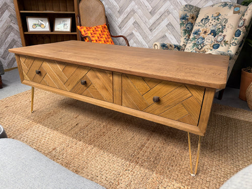 This charming and sturdy oak coffee table and TV unit is in excellent condition. It features one small drawer and one large drawer, providing handy storage space. Perfectly versatile, it works beautifully as either a TV stand or a coffee table.

Overall Dimensions

155cm wide x 71.5m deep x 58.5cm high

DELIVERY AVAILABLE      

For our other items see our website https://fossewayfurniture.co.uk

collection from our shop at cv36, our collection zone at bs36 or otherwise delivery is available
