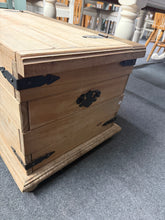 Load image into Gallery viewer, Pine Blanket Box
