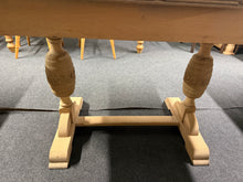 Load image into Gallery viewer, Extendable Oak Table
