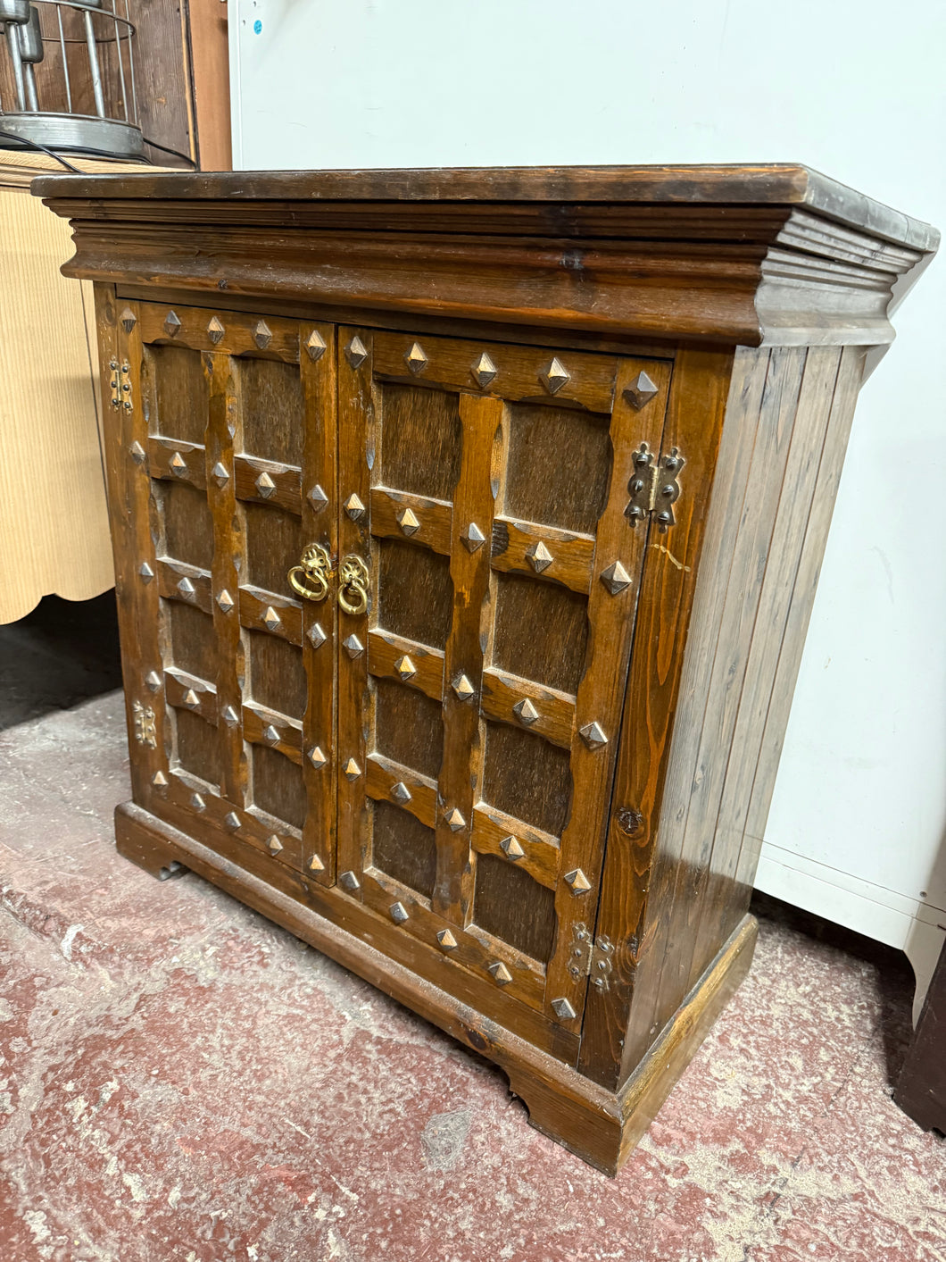 This charming wooden Spanish sideboard is sturdy and well-maintained. While it shows some signs of use, the marks are minor and add character. Inside, you'll find a single shelf perfect for extra storage.

Overall Dimensions

72.5cm wide x 34cm deep x 75cm high

DELIVERY AVAILABLE      

For our other items see our website https://fossewayfurniture.co.uk

collection from our shop at cv36, our collection zone at bs36 or otherwise delivery is available
