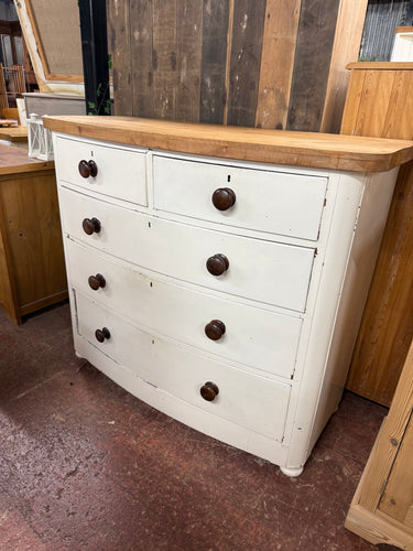 This beautiful mahogany bow front chest of drawers is sturdy and well-maintained. It features two small dovetail-jointed drawers above three larger ones, offering ample storage space. While it shows some minor marks, they do not detract from its overall charm.

Overall Dimensions

121cm wide x 53cm deep x 102cm high

DELIVERY AVAILABLE      

For our other items see our website https://fossewayfurniture.co.uk

collection from our shop at cv36, our collection zone at bs36 or otherwise delivery is available
