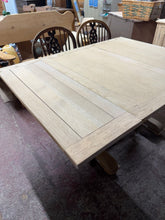 Load image into Gallery viewer, Oak Extendable Table
