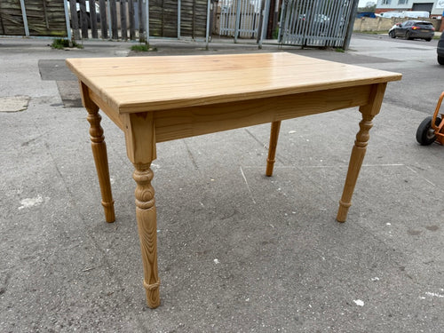 This sturdy pine dining table is in excellent overall condition and is structurally sound. It has minor wear and tear from use but is still well-maintained. The legs are fixed and cannot be removed.

Overall Dimensions

115cm long x 70cm wide x 75cm high

DELIVERY AVAILABLE      

For our other items see our website https://fossewayfurniture.co.uk

collection from our shop at cv36, our collection zone at bs36 or otherwise delivery is available
