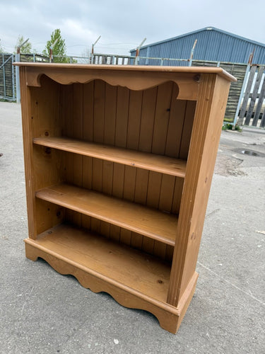 With its solid pine construction and structural integrity, this bookcase is built to last. Despite some minor signs of use, it remains in overall good condition, making it a durable and dependable storage solution. The bookcase features two spacious shelves, providing ample space for all your storage needs.

Overall Dimensions

90cm wide x 28cm deep x 101cm high

DELIVERY AVAILABLE      

For our other items see our website https://fossewayfurniture.co.uk

collection from our shop at cv36, our collection zo