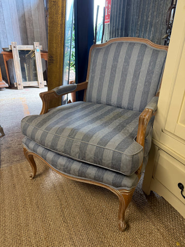 This beautiful continental beech lounge chair features elegant cabriole front legs and a charming two-tone blue striped design. A quick clean will refresh its look, making it shine like new again.

Overall Dimensions

approx : 74cm wide x 67cm deep x 91cm high

DELIVERY AVAILABLE      

For our other items see our website https://fossewayfurniture.co.uk

collection from our shop at cv36, our collection zone at bs36 or otherwise delivery is available
