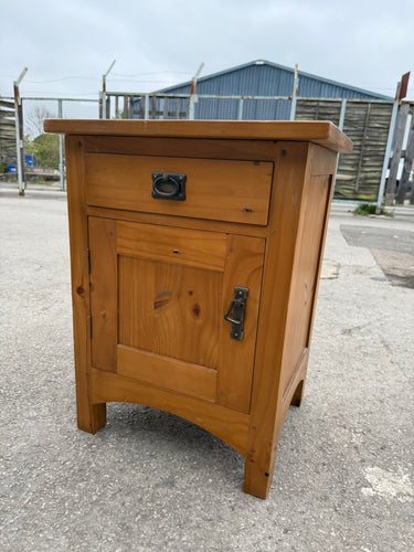 With this wooden lamp table, you'll have plenty of storage space to keep your belongings organised. Despite some minor marks due to previous use, this table is structurally sound and in good condition overall.

Overall Dimensions

53cm wide x 44cm deep x 70cm high

DELIVERY AVAILABLE      

For our other items see our website https://fossewayfurniture.co.uk

collection from our shop at cv36, our collection zone at bs36 or otherwise delivery is available
