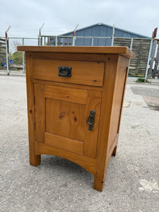 With this wooden lamp table, you'll have plenty of storage space to keep your belongings organised. Despite some minor marks due to previous use, this table is structurally sound and in good condition overall.

Overall Dimensions

53cm wide x 44cm deep x 70cm high

DELIVERY AVAILABLE      

For our other items see our website https://fossewayfurniture.co.uk

collection from our shop at cv36, our collection zone at bs36 or otherwise delivery is available
