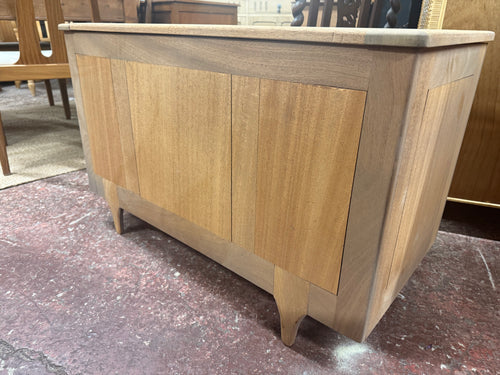 This charming retro teak blanket box has been restored to its original natural finish and might benefit from a coat of wax to keep it protected. Its natural style fits beautifully into any room, and the lid opens to reveal generous storage space.

Overall Dimensions

91cm wide x 45.5cm deep x 57.5cm high

DELIVERY AVAILABLE      

For our other items see our website https://fossewayfurniture.co.uk

collection from our shop at cv36, our collection zone at bs36 or otherwise delivery is available
