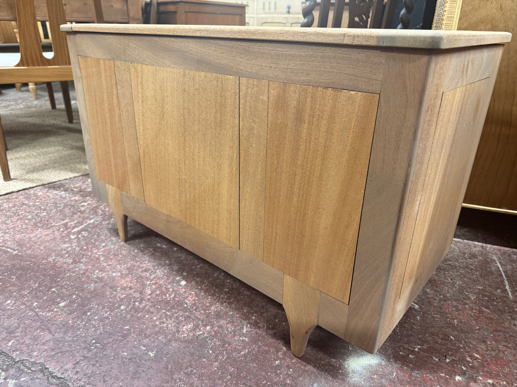 This charming retro teak blanket box has been restored to its original natural finish and might benefit from a coat of wax to keep it protected. Its natural style fits beautifully into any room, and the lid opens to reveal generous storage space.

Overall Dimensions

91cm wide x 45.5cm deep x 57.5cm high

DELIVERY AVAILABLE      

For our other items see our website https://fossewayfurniture.co.uk

collection from our shop at cv36, our collection zone at bs36 or otherwise delivery is available
