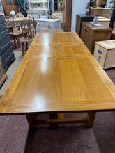 Load image into Gallery viewer, Oak Extendable Table

