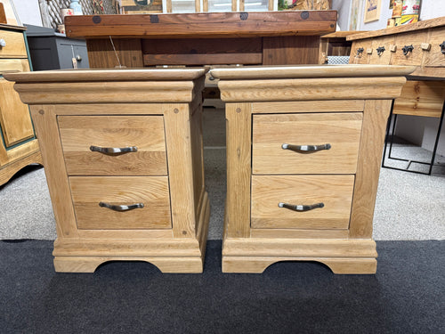 This charming pair of oak bedside tables is sturdy and well-maintained. While there are some minor marks, they don’t detract from their overall appeal. Each bedside features two drawers with dovetail joints, perfect for keeping your essentials neatly stored.

Delivery Available

Overall Dimensions

50cm wide x 40cm deep x 60.5cm high 
