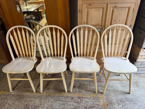 This set includes four sturdy Windsor-style dining chairs. While each chair shows some marks, these can easily be removed with light sanding or, if needed, a fresh coat of paint.

Overall Dimensions

approx : 46cm wide x 46cm deep x 99cm high

DELIVERY AVAILABLE      

For our other items see our website https://fossewayfurniture.co.uk

collection from our shop at cv36, our collection zone at bs36 or otherwise delivery is available
