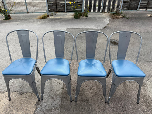 This set includes four sturdy metal dining chairs, all in good condition. While they show some signs of use, the marks are minor and don’t affect their durability. Plus, they’re designed to stack easily for convenient storage.

Overall Dimensions

approx : 37cm wide x 38cm deep x 86cm high

DELIVERY AVAILABLE      

For our other items see our website https://fossewayfurniture.co.uk

collection from our shop at cv36, our collection zone at bs36 or otherwise delivery is available
