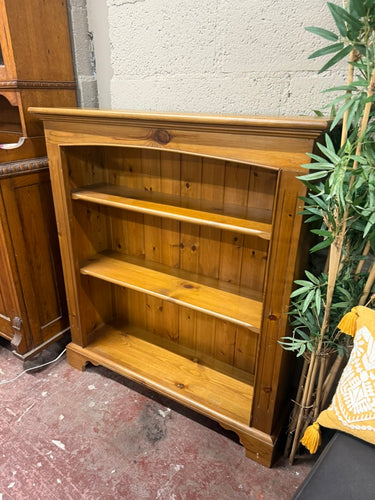 This lovely solid pine bookcase is sturdy and remains in good overall condition. Although it is pre-owned and shows some minor marks, they are nothing significant. It includes two shelves, providing practical storage space for your books and treasures.

Overall Dimensions

96cm wide x 28cm deep x 108cm high

DELIVERY AVAILABLE      

HAVE THIS PAINTED A COLOUR OF YOUR CHOICE FOR AN EXTRA £70 OR HAVE IT COMPLETELY STRIPPED BACK FOR JUST £80    

For our other items see our website https://fossewayfurniture.c