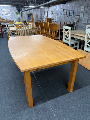 This charming extendable oak dining table is sturdy and well-maintained. Though gently used with a few minor marks, it remains in great shape. Featuring two extendable leaves that conveniently store beneath the table, it easily expands to seat up to 8 people. Plus, the detachable legs make moving it a breeze!

Overall Dimensions

179cm long x 106cm wide x 74cm high

249cm long extended

DELIVERY AVAILABLE      

For our other items see our website https://fossewayfurniture.co.uk

collection from our shop at