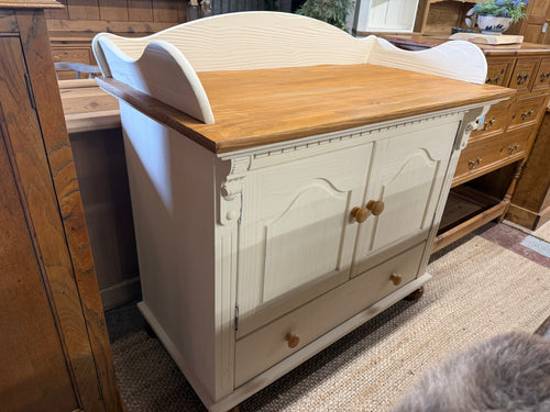 This charming two-tone sideboard and baby changing unit is sturdy and generally in great shape. While it shows some minor marks, they are hardly noticeable. It features a double cupboard with a shelf inside and a spacious long drawer, perfect for storing your essentials.

Overall Dimensions

111cm wide x 59cm deep x 106cm to highest point

DELIVERY AVAILABLE      

For our other items see our website https://fossewayfurniture.co.uk

collection from our shop at cv36, our collection zone at bs36 or otherwise 