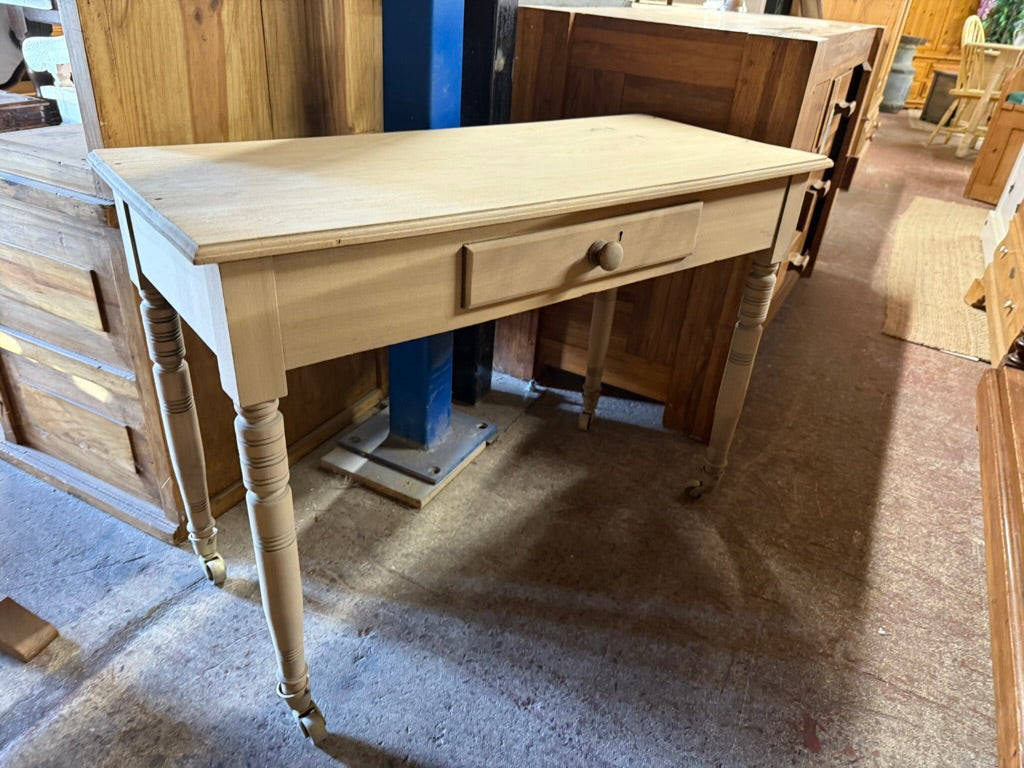 This beautiful oak console table has been fully stripped to reveal its natural finish, so a coat of wax might be needed for protection. It’s pre-loved with some minor marks but nothing too serious. Featuring a dovetail jointed drawer for handy storage and mounted on castors for easy mobility.

Overall Dimensions

99cm wide x 43cm deep x 70cm high

DELIVERY AVAILABLE      

For our other items see our website https://fossewayfurniture.co.uk

collection from our shop at cv36, our collection zone at bs36 or ot
