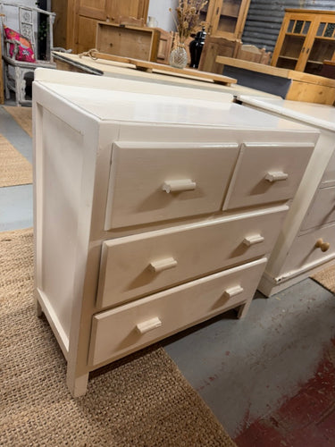 This wooden chest of drawers is finished in a glossy white paint applied by its previous owners, so some spots might need a little touching up. It offers plenty of storage space with two smaller drawers on top and two larger drawers below.

Overall Dimensions

74cm wide x 39cm deep x 79.5cm high

DELIVERY AVAILABLE      

For our other items see our website https://fossewayfurniture.co.uk

collection from our shop at CV36 4QZ or purchase online for delivery.
