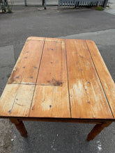 Load image into Gallery viewer, Victorian Scrub Top Table
