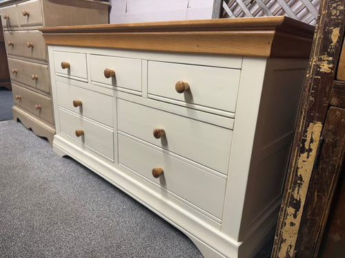 This elegant chest of drawers features a two-tone country style and is originally from oak furniture land. While it is pre-owned and may have some minor blemishes, it offers ample storage space with 3 short drawers over 4 long.

Overall Dimensions

139cm wide x 43cm deep x 77cm high

DELIVERY AVAILABLE      

For our other items see our website https://fossewayfurniture.co.uk

collection from our shop at cv36, our collection zone at bs36 or otherwise delivery is available
