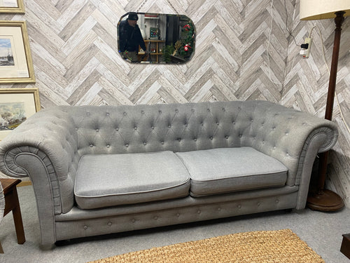 This fabulous light grey 3 seater Chesterfield sofa is in great condition, with just a few small marks and pulls that can easily be taken care of. A quick clean and it will be good as new!

Overall Dimensions

approx : 117cm long x 90cm deep x 75cm high

DELIVERY AVAILABLE    

For our other items see our website https://fossewayfurniture.co.uk

collection from cv36 or bs36

