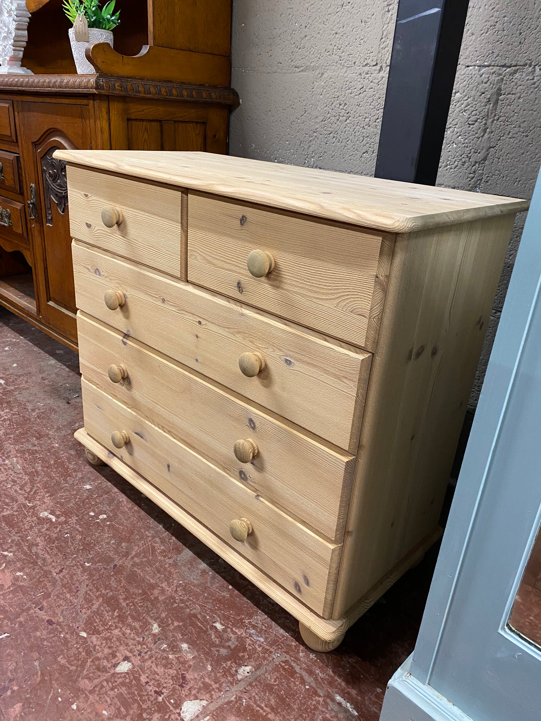 This sweet solid pine chest of drawers has been completely stripped back to its natural state so may need a coat of wax for protection. It has 2 short drawers above 3 long for storage.

Overall Dimensions

80cm wide x 43cm deep x 79cm high 

DELIVERY AVAILABLE    

For our other items see our website https://fossewayfurniture.co.uk

collection from cv36 or bs36
