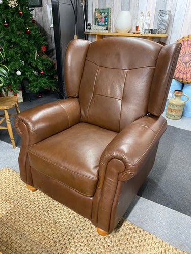 This stunning chocolate brown coloured armchair is structurally sound and in overall good condition. It does have a few small marks but nothing major at all. This is a very comfortable chair and would be the perfect addition to your living room.

Overall Dimensions

approx : 89cm wide x 74cm deep x 104cm high

DELIVERY AVAILABLE    

For our other items see our website https://fossewayfurniture.co.uk

collection from cv36 or bs36
