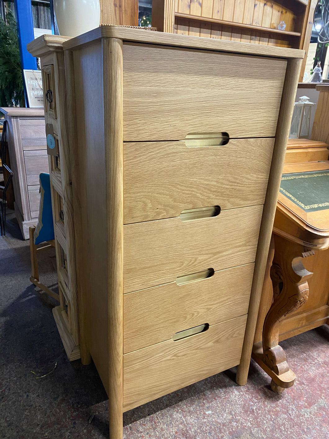 This sweet oak tallboy is structurally sound and in overall good condition. It does have a few small marks i.e 2 screw holes to one side but nothing major at all. It has 5 deep drawers for storage

Overall Dimensions

53cm wide x 38cm deep x 110cm high 

DELIVERY AVAILABLE    

For our other items see our website https://fossewayfurniture.co.uk

collection from cv36 or bs36
