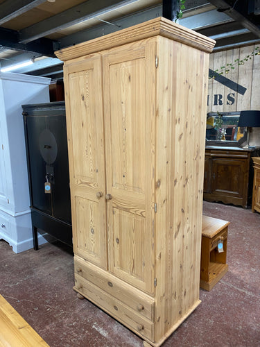 This stunning stripped pine wardrobe is structurally sound and in great condition. It has been completely stripped back to its natural state so may need a coat of wax for protection. It has 1 hanging rail and 2 long drawers for storage.

Overall Dimensions

93cm wide x 60cm deep x 193cm high 

DELIVERY AVAILABLE    

For our other items see our website https://fossewayfurniture.co.uk

collection from cv36 or bs36
