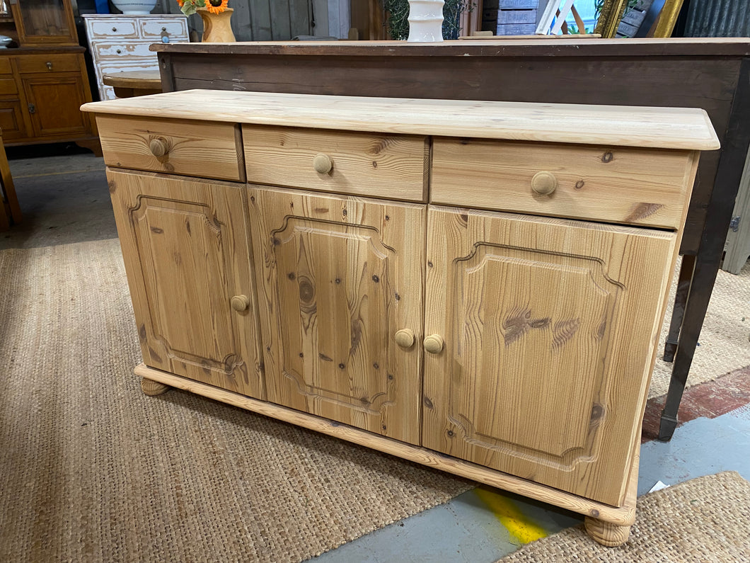 This sweet pine sideboard has been completely stripped back to its natural untainted state. It is completely natural so may need a coat of wax for protection. It has 3 short drawers over 1 double and 1 single cupboard with 1 shelf running the length.

Overall Dimensions

130cm wide x 39cm deep x 79cm high 

DELIVERY AVAILABLE    

For our other items see our website https://fossewayfurniture.co.uk

collection from cv36 or bs36
