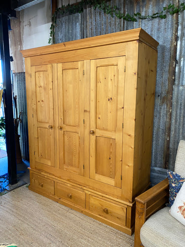 This stunning solid pine triple wardrobe is structurally sound and in overall good condition. It does have a few marks but nothing major at all. It offers ample storage with 1 long hanging rail over 3 short dovetail jointed drawers. This can dismantle all the way down for easier moving.

Overall Dimensions

167cm wide x 60cm deep x 197cm high 

DELIVERY AVAILABLE    

For our other items see our website https://fossewayfurniture.co.uk

collection from cv36 or bs36
