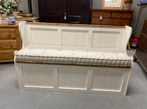 This stunning country style two tone bench / pew is structurally sound and in overall good condition. It is used and does have some marks but nothing too major. The seat lifts up to reveal ample storage

Overall Dimensions

152cm wide x 46cm deep x 92cm high 

DELIVERY AVAILABLE    

For our other items see our website https://fossewayfurniture.co.uk

collection from cv36 or bs36
